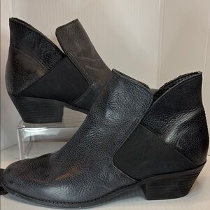 Me Too leather‎ Black Ankle Booties with Western heel  Design box 20
